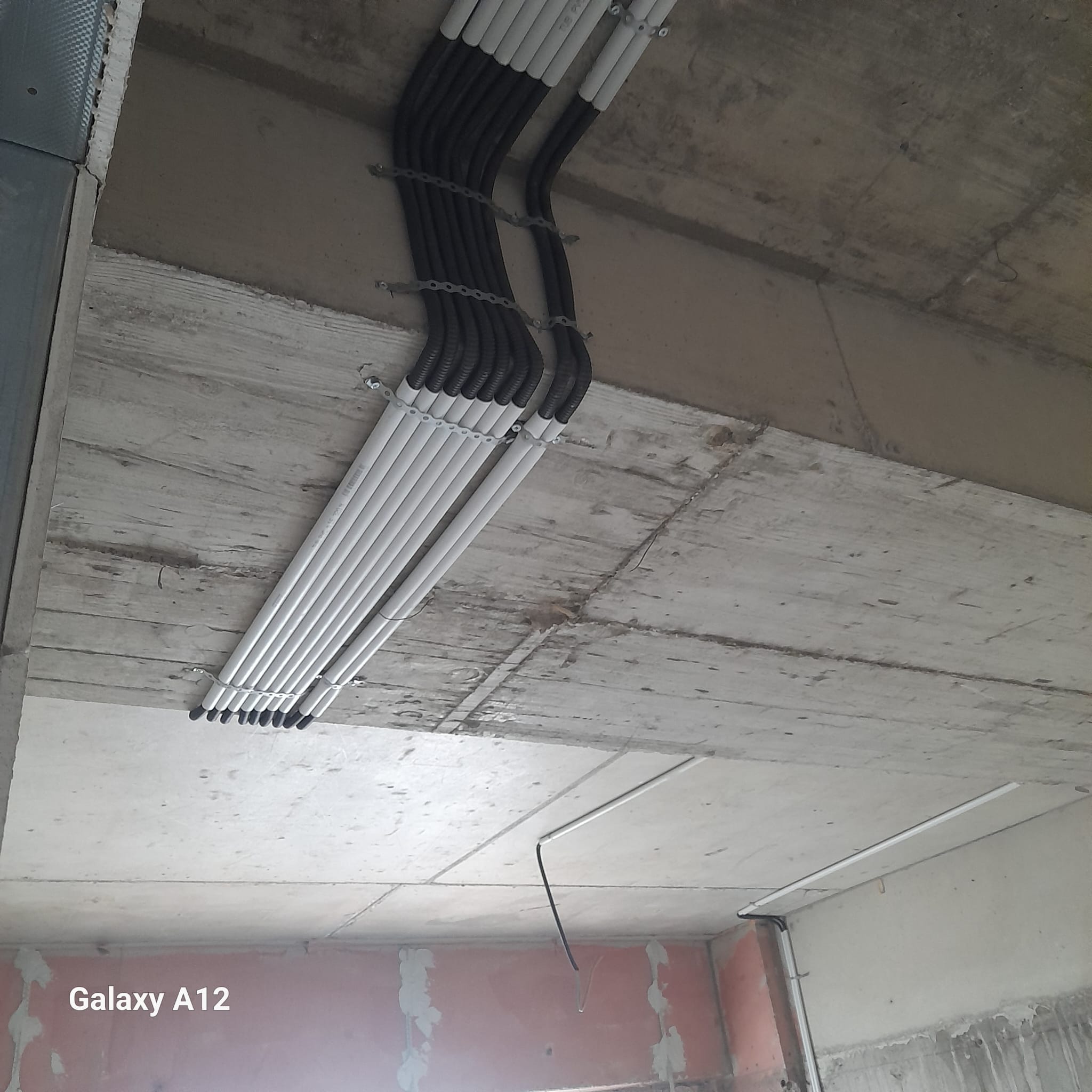 Trasee cabluri pe perete