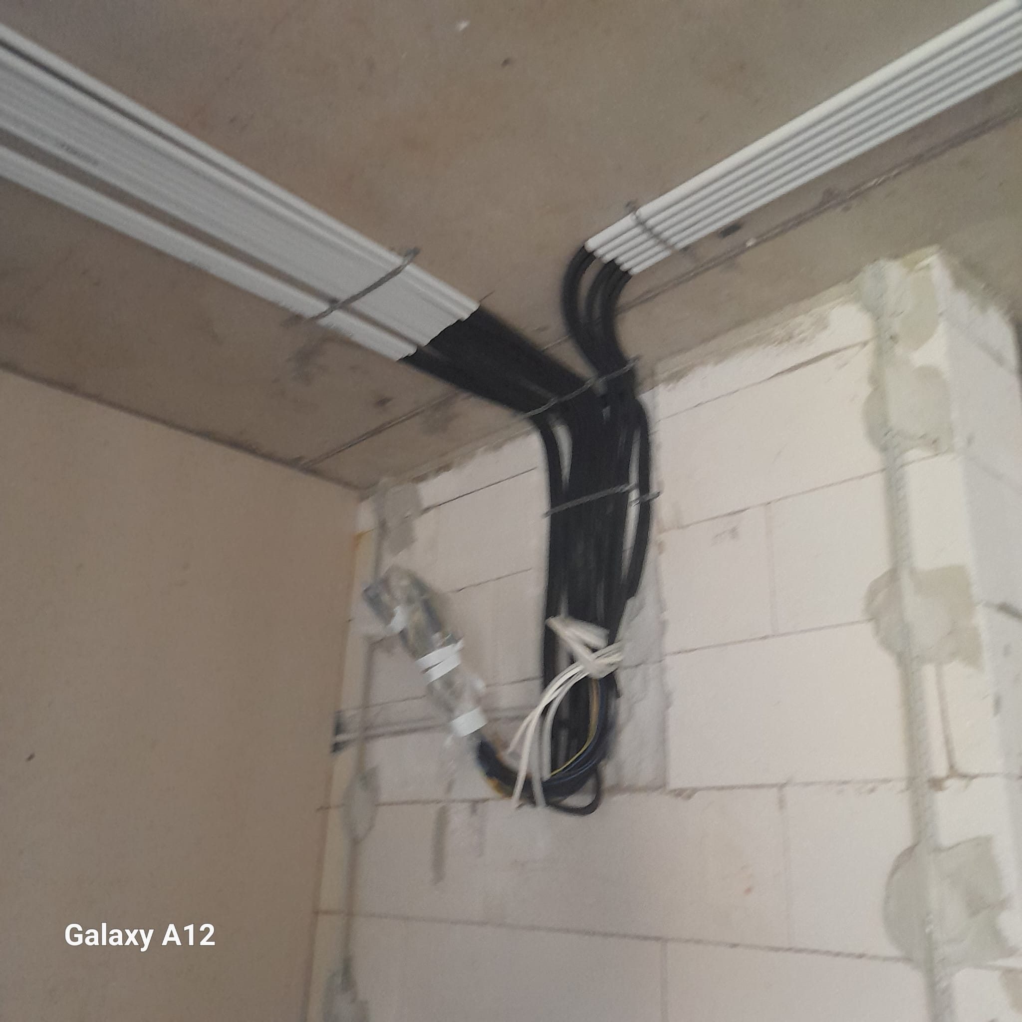 Trasee cablu prin perete